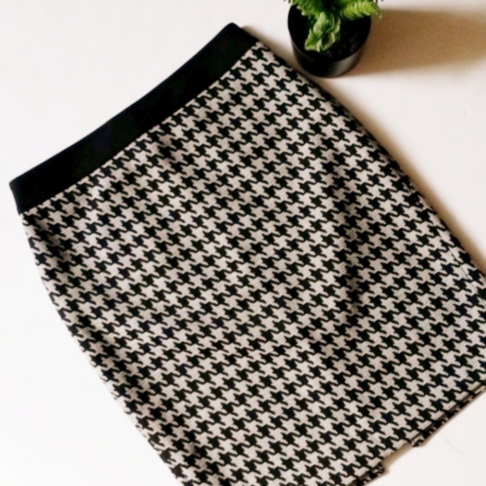 Express Black and White Houndstooth Pencil Skirt